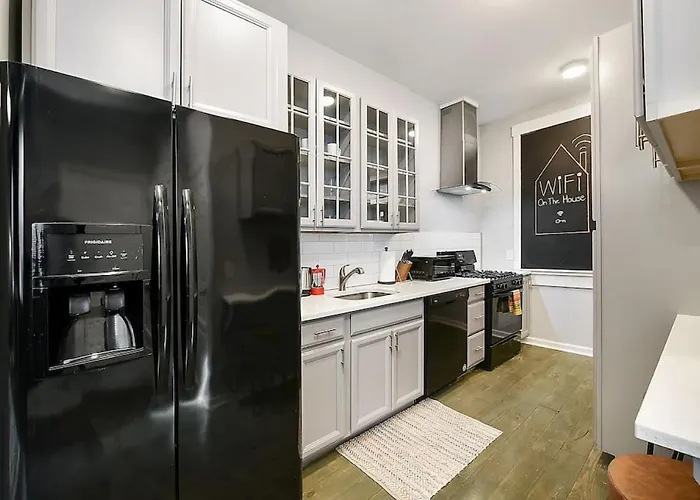 Hostwise - The 1 - Patio, Free Street Parking Appartement *